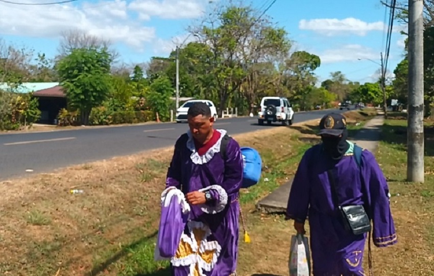 Comerciantes, autoridades y voluntarios unen esfuerzos para que esta jornada religiosa transcurra en un ambiente de armonía y respeto. Foto. Melquíades Vásquez