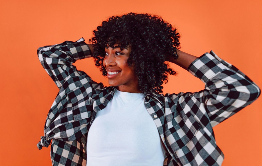 Diseñadores como Bottega Veneta y Maison Margiela la reinterpretan en pasarelas recientes. Foto: Studio Amaro