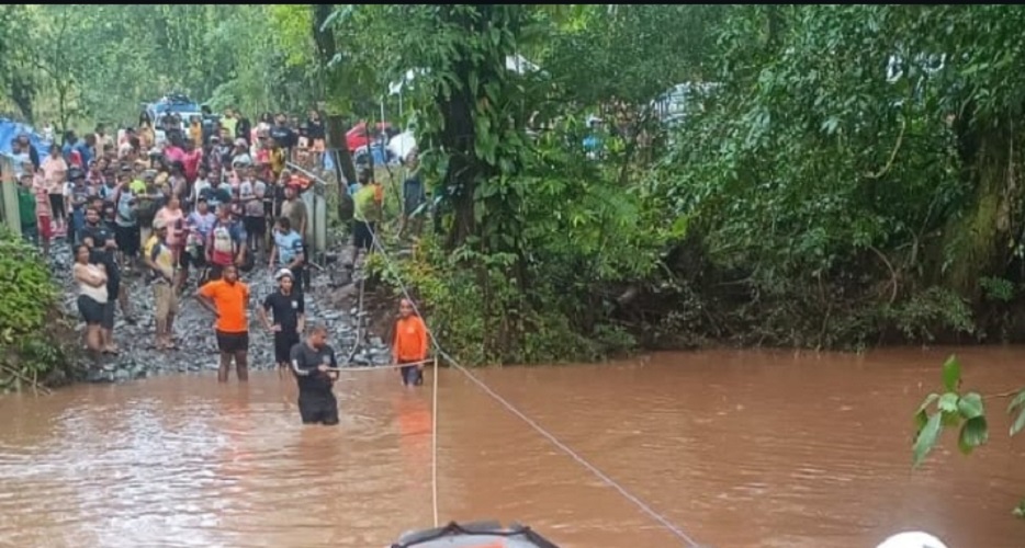 Los bomberos realizaron maniobras de rescate de inmediato y trasladaron a las personas en una balsa.