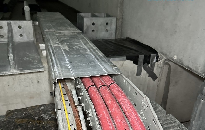 Se conoció además que uno de los implicados en este caso de hurto de cables fue trabajador en la obra de la Línea 3 del Metro.  Foto. PN