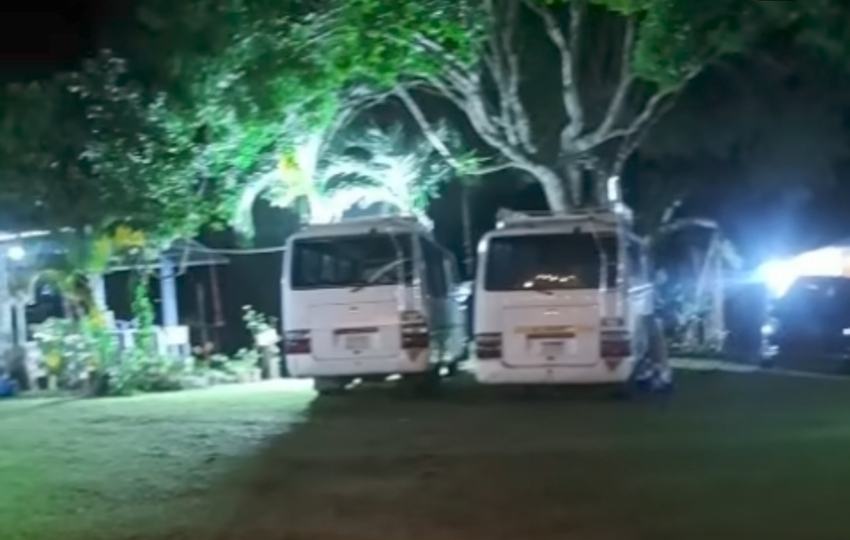 Los buses trasladaron a un grupo religioso a un retiro espiritual. Los buses trasladaron a un grupo religioso a un retiro espiritual.