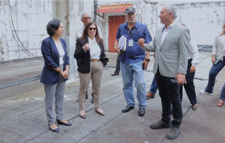 Durante el recorrido, los miembros de la Junta Directiva sostuvieron intercambios con funcionarios judiciales. Foto: Diómedes Sánchez