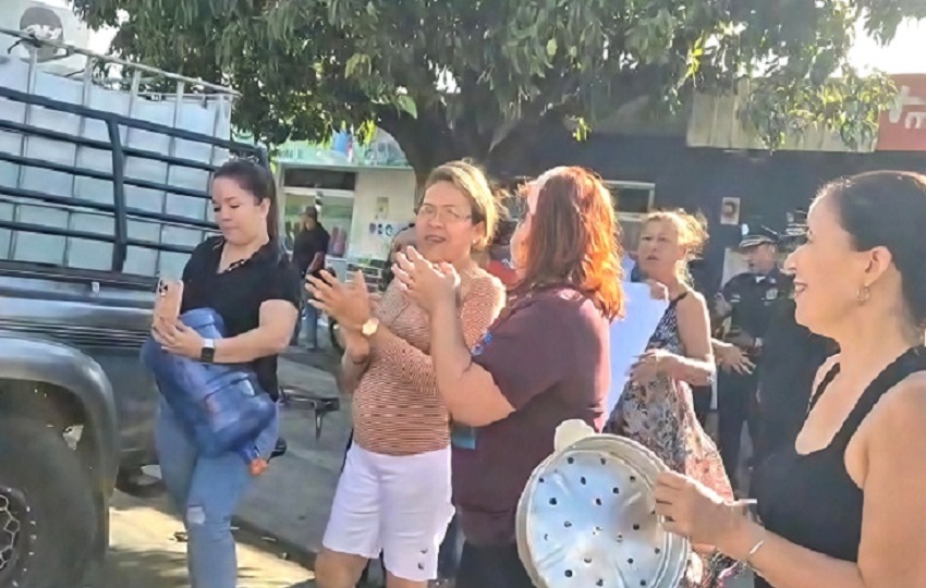 Durante la protesta se informó que el suministro alterno no ha sido constante ni suficiente para cubrir la demanda de las comunidades. Foto. Thays Domínguez