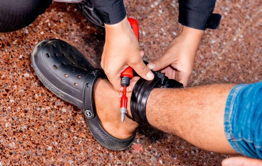 Los brazaletes electrónicos se utilizan como medida preventiva. Foto: Archivo