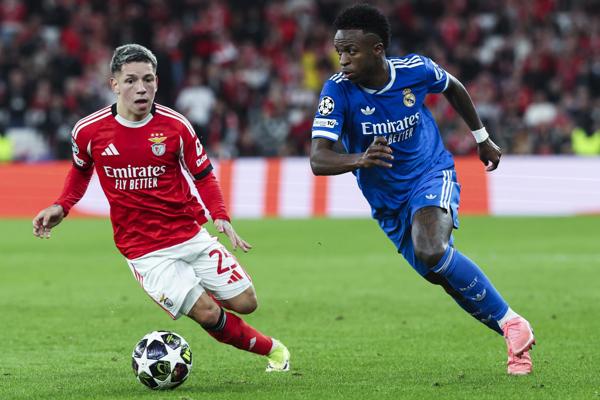 El jugador del Benfica Gianluca Prestianni (izq.) y Vinicius Junior durante el partido de ida de la fase de acceso a octavos de la UEFA Champions League en Lisboa. Foto: EFE El jugador del Benfica Gianluca Prestianni (izq.) y Vinicius Junior durante el partido de ida de la fase de acceso a octavos de la UEFA Champions League en Lisboa. Foto: EFE