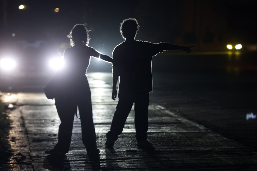 Personas caminando por una calle oscura durante un apagón en La Habana (Cuba). Foto: EFE. Personas caminando por una calle oscura durante un apagón en La Habana (Cuba). Foto: EFE.