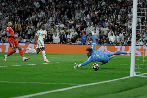 El delantero del Real Madrid Vinicius Junior (cent.) marca su gol ante el Benfica . Foto: EFE