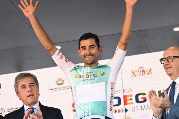 Roberto González se mantiene como líder de montaña en  el  Giro Di Sardegna en Italia. Foto: Fepaci