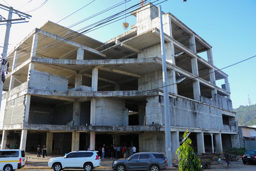 La construcción del policentro quedó paralizada, luego que iniciara en 2019. Foto: Archivo La construcción del policentro quedó paralizada, luego que iniciara en 2019. Foto: Archivo