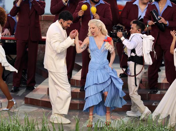 Bad Bunny baila junto con Lady Gaga en el medio tiempo del Super Bowl. Foto: EFE