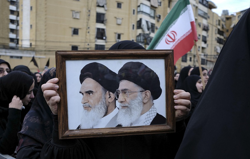 Miles de simpatizantes de Hizbulá se reúnen en Dahye para honrar a Jameneí. Foto: EFE