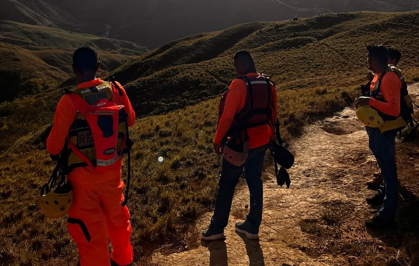 Desde el viernes, el personal del Sinaproc de Veraguas recorrió a pie caminos peligrosos, con rocas, subidas, bajadas y montañas aledañas a los ríos Coba y San Pablo. Foto. Sinaproc