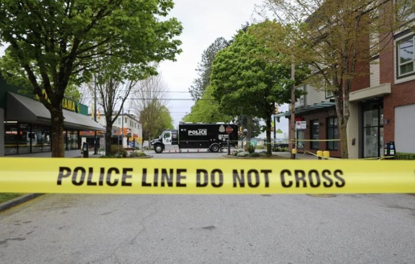 La policía cierra con cinta adhesiva una calle, en una fotografía de archivo. Foto: EFE