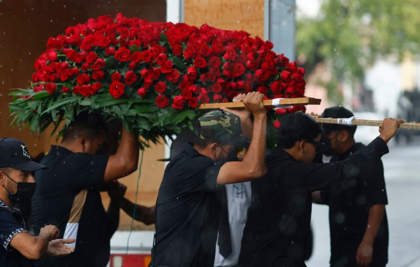 Personas cargan un arreglo floral durante la velación de Nemesio Oceguera Cervantes, alias El Mencho, líder del Cartel Jalisco Nueva Generación (CJNG). Foto: EFE Personas cargan un arreglo floral durante la velación de Nemesio Oceguera Cervantes, alias El Mencho, líder del Cartel Jalisco Nueva Generación (CJNG). Foto: EFE