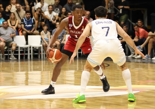 Iverson Molinar de Panamá (rojo) y Facundo Campazzo de Argentina. Foto: Fepaba Iverson Molinar de Panamá (rojo) y Facundo Campazzo de Argentina. Foto: Fepaba