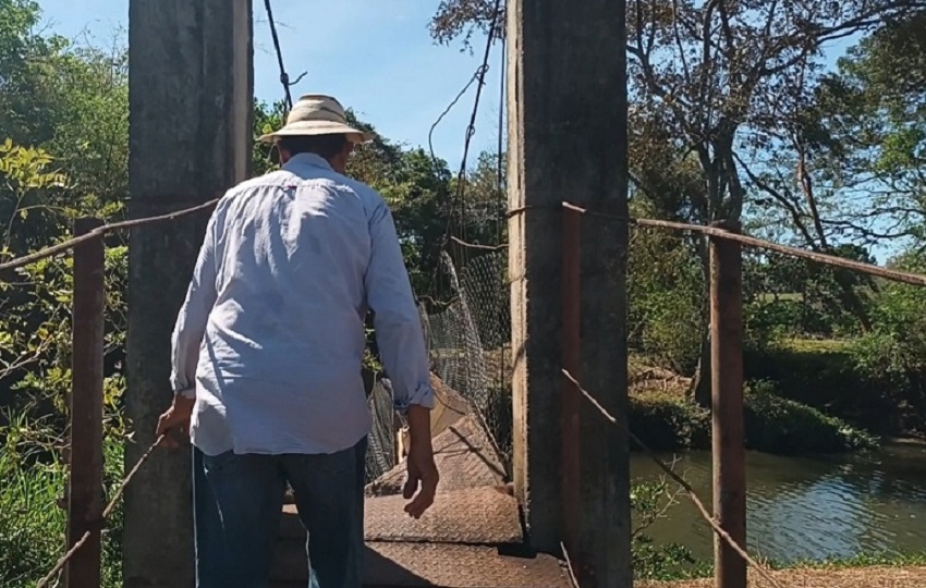 Los moradores advirtieron sobre el riesgo que representa la estructura debilitada, especialmente para niños y adultos mayores. Foto. MelquíadesVásquez Los moradores advirtieron sobre el riesgo que representa la estructura debilitada, especialmente para niños y adultos mayores. Foto. MelquíadesVásquez