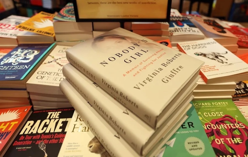 Ejemplares del libro de Virginia Giuffre. Foto: EFE / EPA / Andy Rain