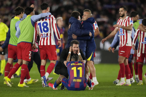  El delantero del FC Barcelona Raphinha y el técnico del Atlético de Madrid Simeone a la finalización del partido de vuelta de las semifinales de la Copa del Rey .Foto: EFE 