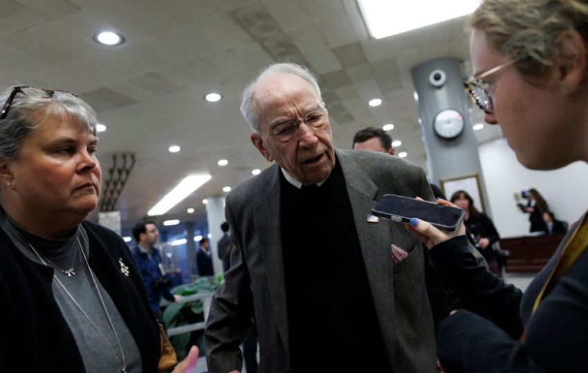 El senador estadounidense Chuck Grassley cuando llegó a votar en el Capitolio de los Estados Unidos, Washington D.C., EE. UU. Foto: EFE