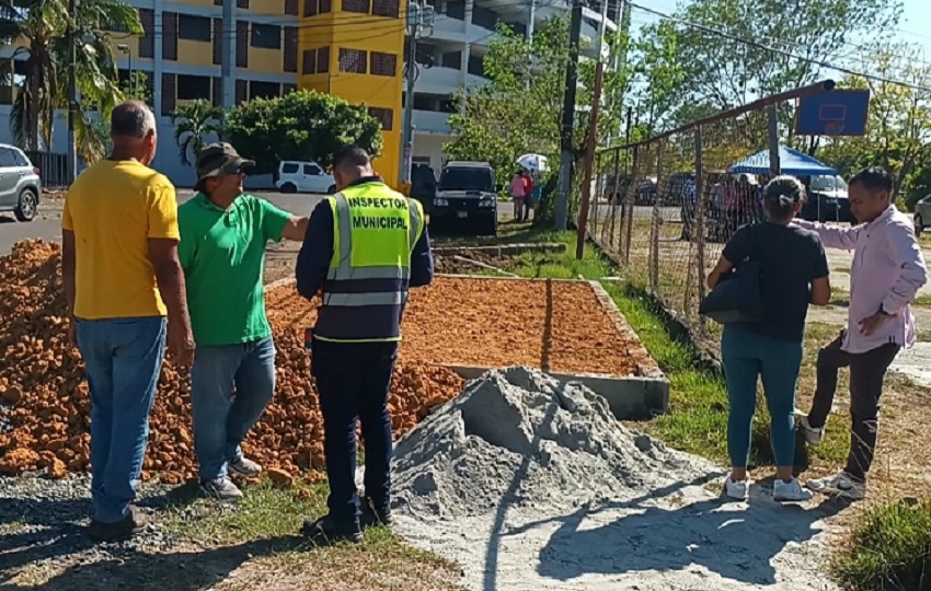 Fue necesaria la presencia de funcionarios de la Alcaldía de Santiago, quienes acudieron al lugar para mediar en el conflicto y verificar la legalidad de la construcción. Foto. Melquiades Vásquez Fue necesaria la presencia de funcionarios de la Alcaldía de Santiago, quienes acudieron al lugar para mediar en el conflicto y verificar la legalidad de la construcción. Foto. Melquiades Vásquez