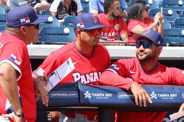 Panamá, dirigido por Jose Mayorga (der.), se prepara para enfrentar a Cuba en el Clásico Mundial. Foto: Fedebeis