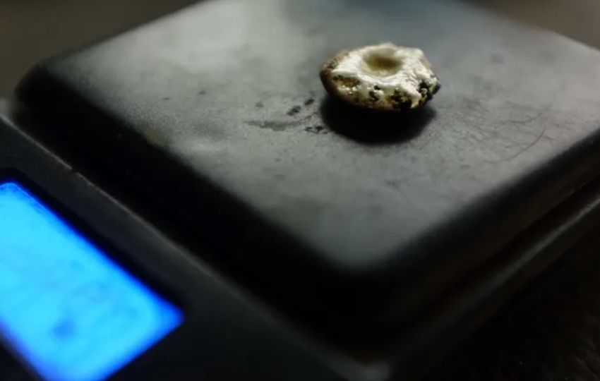 Una pieza de oro tras su proceso de verificación. Foto: EFE