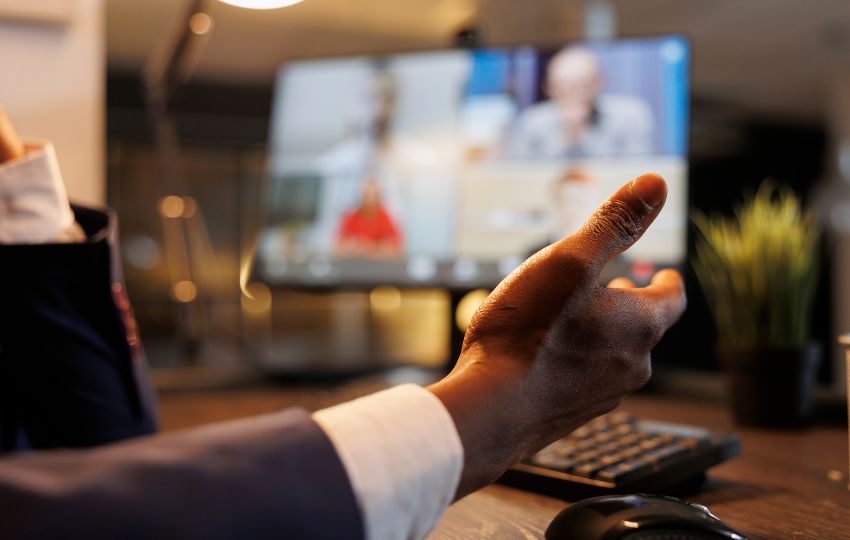 Los peritos podrán sustentar de manera virtual. Foto: Freepik