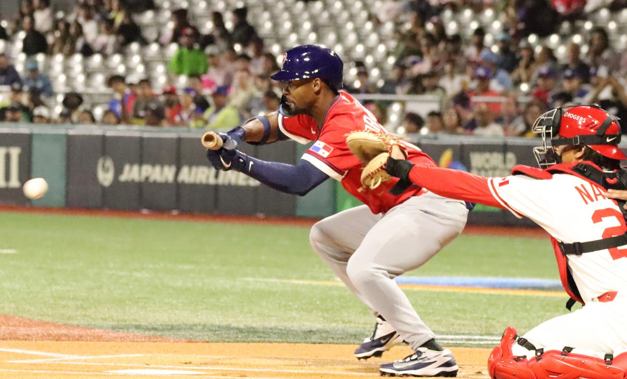 Enrique Bradfield Jr. de Panamá, realiza un toque sorpresivo. Foto: Fedebeis