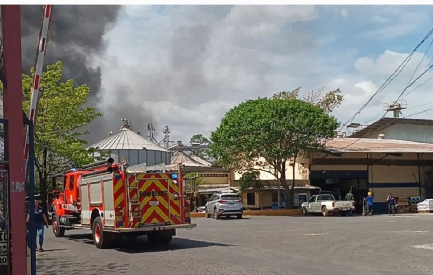 Cada incendio representa un riesgo para la vida de las personas, además de implicar un desgaste considerable para las unidades de emergencia. Foto. Melquíades Vásquez