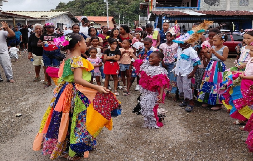 Con sus vistosos atuendos y música de tambor, los congos rememoraron la rebeldía y la resistencia de los cimarrones, eje espiritual de esta festividad.