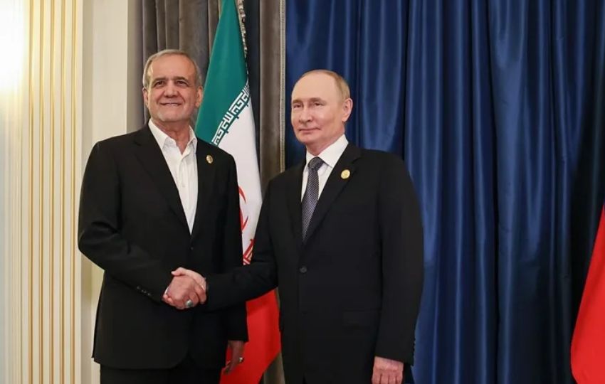 El presidente ruso, Vladimir Putin, (d) y su homólogo iraní, Masoud Pezeshkian. Foto: EFE