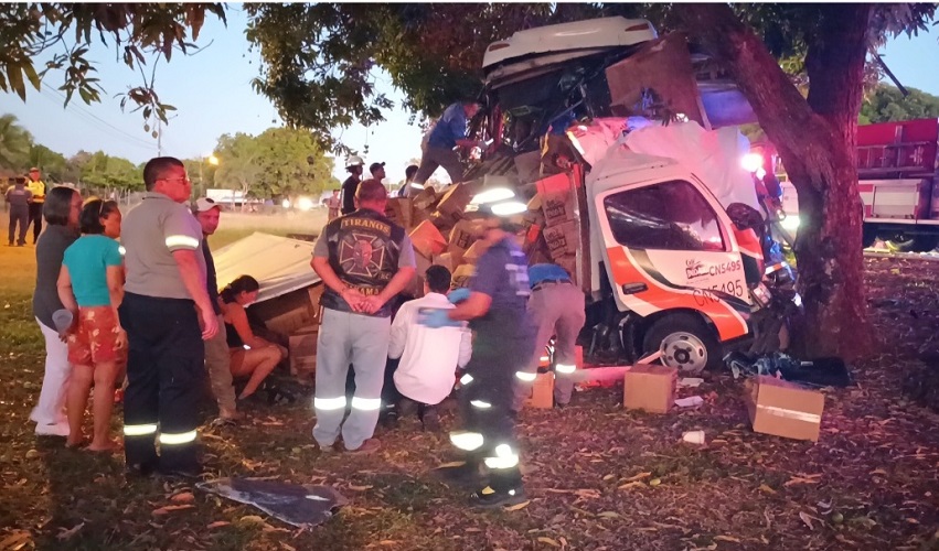 El conductor del bus quedó atrapado entre los hierros retorcidos del vehículo por más de 45 minutos. Foto, Melquíades Vásquez
