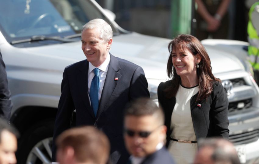 El nuevo mandatario chileno, el ultraderechista José Antonio Kast (c), acompañado de su esposa María Pía Adriasola. Foto: EFE