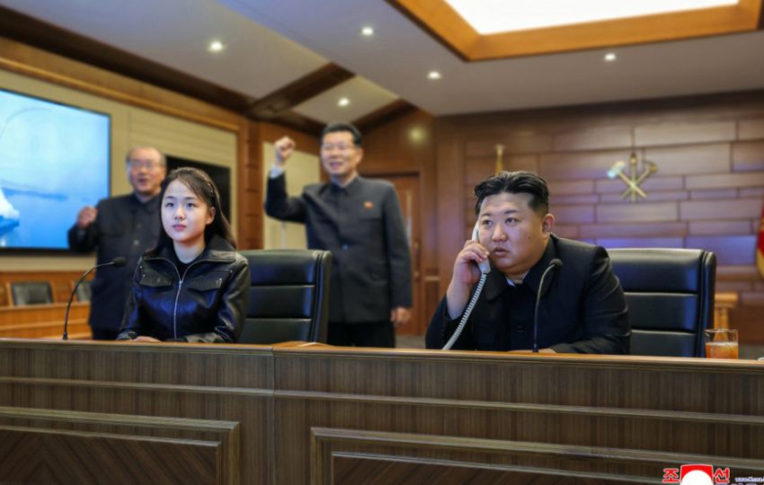 El líder norcoreano, Kim Jong-un, supervisando un lanzamiento de prueba de misiles. Foto: EFE