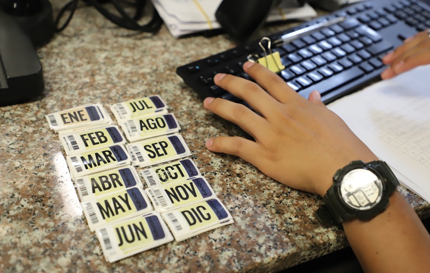 Placas y stickers de enero y febrero aún no se han entregado. Foto. Cortesía