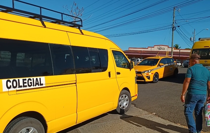 El director regional de la ATTT en Veraguas, Juan Manuel Guevara, indicó que la entidad tomará medidas ante la denuncia presentada por los transportistas. El director regional de la ATTT en Veraguas, Juan Manuel Guevara, indicó que la entidad tomará medidas ante la denuncia presentada por los transportistas.