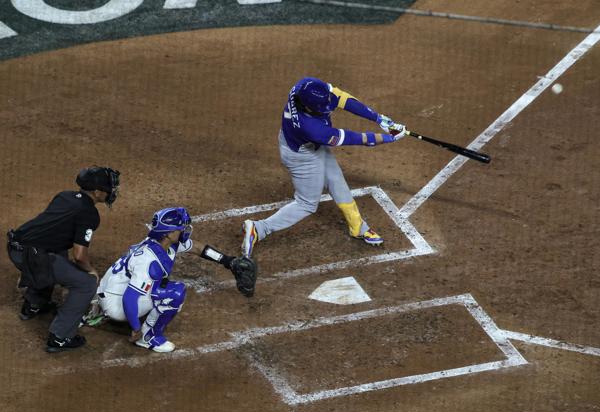 Eugenio Suárez pegó cuadrangular para Venezuela. Foto: EFE Eugenio Suárez pegó cuadrangular para Venezuela. Foto: EFE