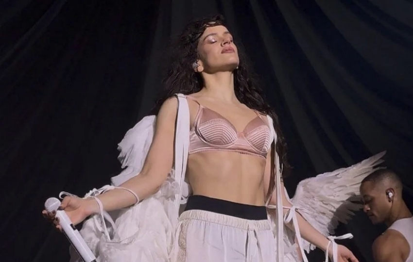 Rosalía comenzó este lunes la gira de su cuarto disco, el místico ‘Lux’, en Lyon (Francia). Foto: EFE / Getty Images / Gareth Cattermole