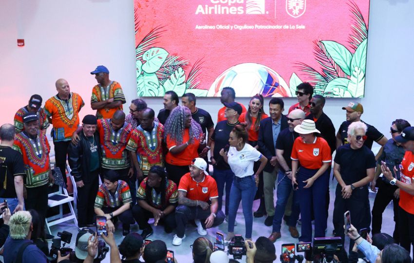 Artistas posan durante el lanzamiento de la nueva versión de 'Sube la marea'. Foto: EFE