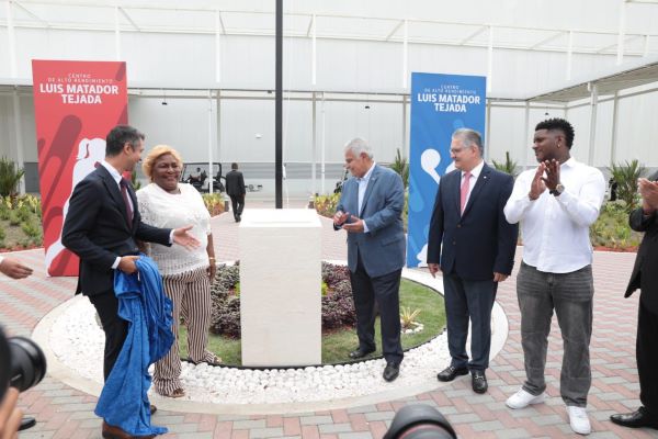 Develan la placa en honor a Luis 'Matador' Tejada en el CAR de Pandeportes. 