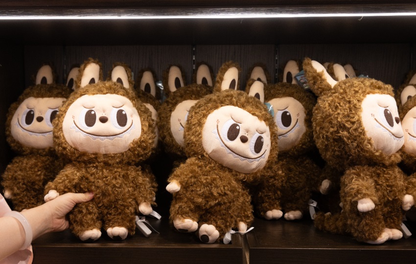 Labubus en Popland, un parque temático inaugurado por la juguetería china Pop Mart, en Pekín, China. Foto: EFE / EPA / Jessica Lee