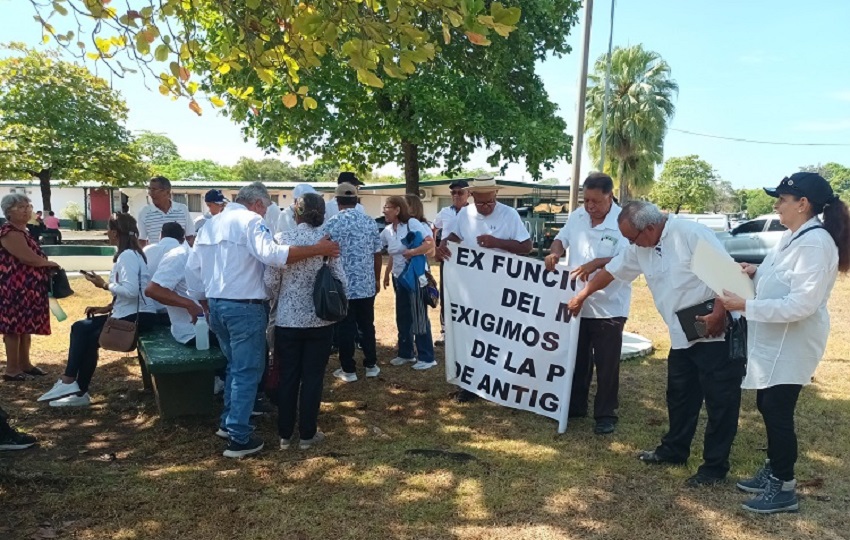 Los manifestantes también destacaron que esta situación no solo afecta a exfuncionarios del MIDA, sino a exempleados de otras instituciones públicas en el país. Foto. Melquíades Vásquez
