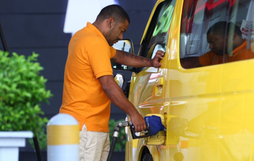 Una persona abastece de gasolina un vehículo este viernes, en Ciudad de Panamá. Foto: EFE Una persona abastece de gasolina un vehículo este viernes, en Ciudad de Panamá. Foto: EFE