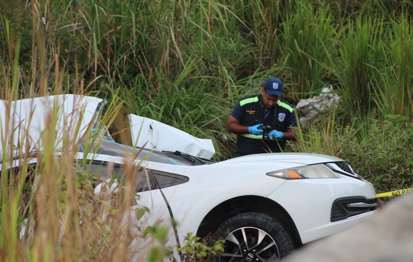 A la altura de Loma Brígida, el conductor perdió el control del auto, se volcó y cayó en una hondonada. Foto. Eric Montenegro A la altura de Loma Brígida, el conductor perdió el control del auto, se volcó y cayó en una hondonada. Foto. Eric Montenegro
