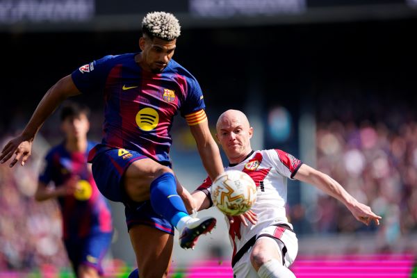 El jugador del FC Barcelona Ronald Araujo (izq.) lucha por el balón con Isi (d), del Rayo Vallecano. Foto:EFE