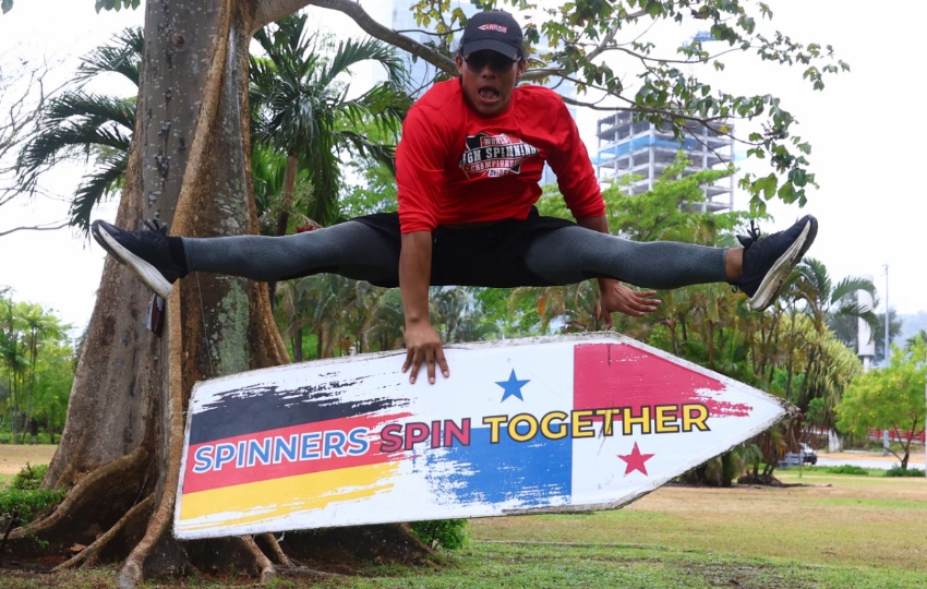 Emanuel José Ábrego practicando 'sign spinning' en Ciudad de Panamá (Panamá). Foto: EFE / Carlos Lemos