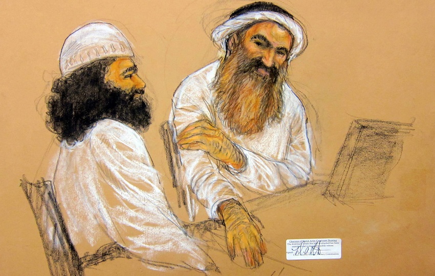 Jalid Sheij Mohamed (d) junto a otro prisionero durante su presentación ante una corte militar en la Bahía de Guantánamo 