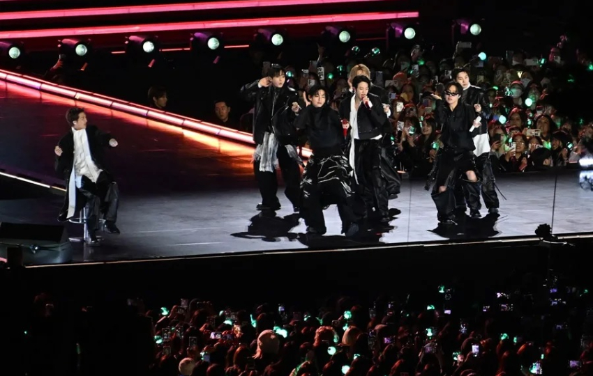 BTS actúa en el escenario durante el concierto 'BTS THE COMEBACK LIVE | ARIRANG'. Foto: EFE / EPA / Kim Min-Hee