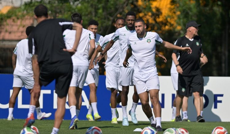 Jugadores de Surinam durante los entrenamientos. Foto: EFE