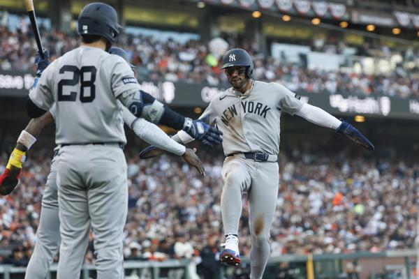 José Caballero anota una carrera durante el partido de los Yanquis ante los Gigantes. Foto: EFE José Caballero anota una carrera durante el partido de los Yanquis ante los Gigantes. Foto: EFE